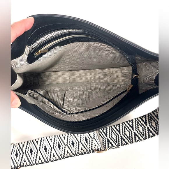 Jen & Co Chloe Crossbody With Guitar Strap Black Vegan Leather White/black Strap - Picture 6 of 12